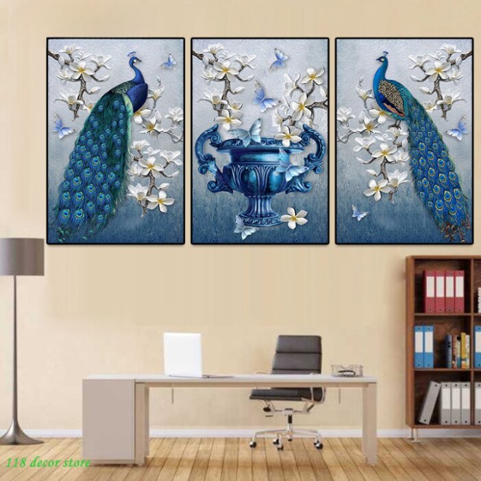 Triptyk av två blå påfåglar och en burk ovanför ett skrivbord